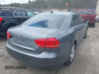 2013 Volkswagen Passat SE z VIN 1VWBP7A35DC022003, wystawiony jako IAAI lot #41960412 z przebiegiem 243 985 mil mil oraz . Historia ofert i sprzedaży dostępna na DreamBid. Obrazek 4.