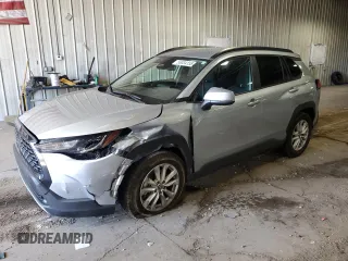 2023 Toyota Corolla Cross LE z VIN 7MUCAAAG3PV064896, wystawiony jako Copart lot #56034155 z przebiegiem 60 648 mil mil oraz Szkoda całkowita • Salvage title. Historia ofert i sprzedaży dostępna na DreamBid. Obrazek 1.