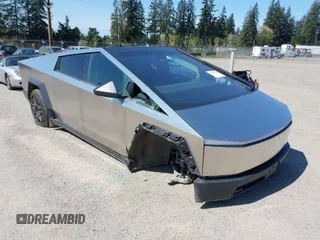 2024 Tesla Cybertruck Cyberbeast z VIN 7G2CEHEE3RA035965, wystawiony jako IAAI lot #42040984 z przebiegiem 5 956 mil mil oraz . Historia ofert i sprzedaży dostępna na DreamBid. Obrazek 1.