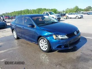2011 Volkswagen Jetta SE z VIN 3VWDZ7AJ5BM319334, wystawiony jako IAAI lot #42275321 z przebiegiem 111 989 mil mil oraz . Historia ofert i sprzedaży dostępna na DreamBid. Obrazek 1.