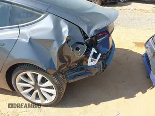 2018 Tesla Model 3 Long Range Battery z VIN 5YJ3E1EBXJF121183, wystawiony jako IAAI lot #42070712 z przebiegiem 71 823 mil mil oraz . Historia ofert i sprzedaży dostępna na DreamBid. Obrazek 6.