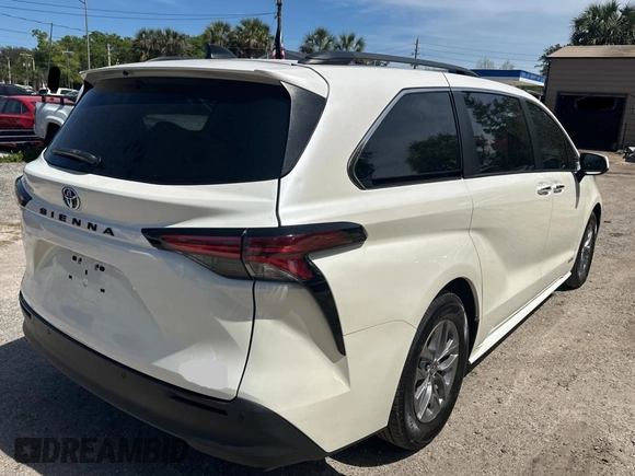 2021 Toyota Sienna XLE with VIN 5TDYRKEC5MS047289, listed as a Copart auction lot 50763995 with 231,314 mi miles and Clean Title. Bid and sale history available at DreamBid. Image 4.
