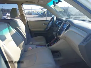2006 Toyota Highlander Hybrid with VIN JTEEW21A960008237, listed as a IAAI auction lot 41411570 with 300,019 mi miles. Bid and sale history available at carsss.com. Image 5.