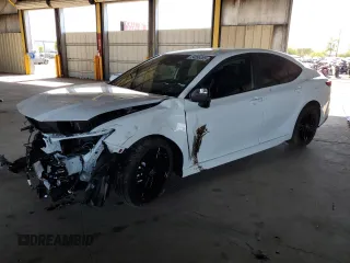 2025 Toyota Camry LE z VIN 4T1DBADK1SU519045, wystawiony jako Copart lot #54898385 z przebiegiem 8 050 mil mil oraz Szkoda całkowita • Salvage title. Historia ofert i sprzedaży dostępna na DreamBid. Obrazek 1.