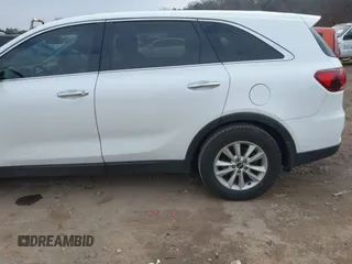 2020 Kia Sorento LX with VIN 5XYPG4A39LG642824, listed as a IAAI auction lot 41358841 with 111,391 mi miles. Bid and sale history available at carsss.com. Image 6.