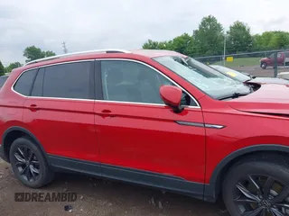 2022 Volkswagen Tiguan SE z VIN 3VV2B7AX0NM020942, wystawiony jako IAAI lot #42475302 z przebiegiem 26 353 mil mil oraz . Historia ofert i sprzedaży dostępna na DreamBid. Obrazek 13.