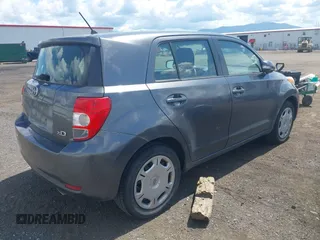 2008 Scion xD z VIN JTKKU10498J005993, wystawiony jako IAAI lot #42330566 z przebiegiem 114 876 mil mil oraz . Historia ofert i sprzedaży dostępna na DreamBid. Obrazek 4.