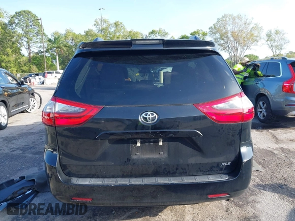 2020 Toyota Sienna XLE Auto Access Seat z VIN 5TDYZ3DC4LS071928, wystawiony jako IAAI lot #41699404 z przebiegiem 82 065 mil mil oraz . Historia ofert i sprzedaży dostępna na DreamBid. Obrazek 16.