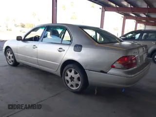 2001 Lexus LS 430 z VIN JTHBN30F210011128, wystawiony jako IAAI lot #41267857 z przebiegiem 451 328 mil mil oraz . Historia ofert i sprzedaży dostępna na DreamBid. Obrazek 3.