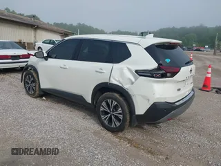 2021 Nissan Rogue SV z VIN 5N1AT3BB7MC796015, wystawiony jako IAAI lot #42310719 z przebiegiem 51 666 mil mil oraz . Historia ofert i sprzedaży dostępna na DreamBid. Obrazek 3.