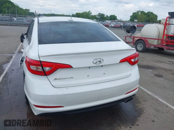 2017 Hyundai Sonata SE z VIN 5NPE24AF7HH556136, wystawiony jako IAAI lot #42134580 z przebiegiem 64 333 mil mil oraz . Historia ofert i sprzedaży dostępna na DreamBid. Obrazek 16.