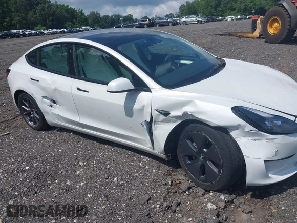 2023 Tesla Model 3 z VIN 5YJ3E1EA2PF626392, wystawiony jako IAAI lot #42288413 z przebiegiem 25 605 mil mil oraz . Historia ofert i sprzedaży dostępna na DreamBid. Obrazek 6.