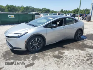 2023 Toyota Prius LE z VIN JTDACAAU8P3008794, wystawiony jako Copart lot #52682695 z przebiegiem 28 912 mil mil oraz Szkoda całkowita • Salvage title. Historia ofert i sprzedaży dostępna na DreamBid. Obrazek 1.