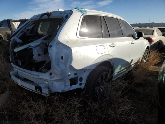 2024 Volvo XC90 Plus with VIN YV4H60LE6R1209420, listed as a Copart auction lot 75458864 with 1,560 mi miles and Salvage Title. Bid and sale history available at DreamBid. Image 3.