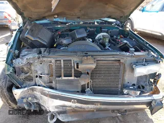 1996 GMC Suburban with VIN 1GKFK16R3TJ703465, listed as a IAAI auction lot 41325441 with 271,871 mi miles. Bid and sale history available at carsss.com. Image 10.