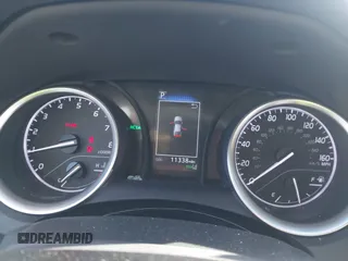 2024 Toyota Camry LE z VIN 4T1R11AK3RU254717, wystawiony jako IAAI lot #41709040 z przebiegiem 11 338 mil mil oraz . Historia ofert i sprzedaży dostępna na DreamBid. Obrazek 7.