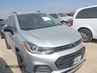 2020 Chevrolet Trax LT z VIN KL7CJLSB4LB320003, wystawiony jako IAAI lot #42265159 z przebiegiem 78 585 mil mil oraz . Historia ofert i sprzedaży dostępna na DreamBid. Obrazek 1.