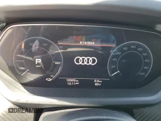 2023 Audi RS e-tron GT z VIN WAUBHBFW1P7902115, wystawiony jako Copart lot #60994784 z przebiegiem 10 305 mil mil oraz Szkody całkowita. Historia ofert i sprzedaży dostępna na DreamBid. Obrazek 9.
