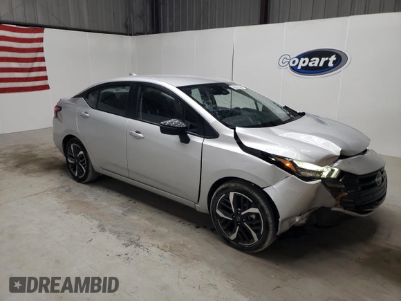 2024 Nissan Versa SR z VIN 3N1CN8FV8RL822726, wystawiony jako Copart lot #57810075 z przebiegiem 31 786 mil mil oraz Szkoda całkowita • Salvage title. Historia ofert i sprzedaży dostępna na DreamBid. Obrazek 4.