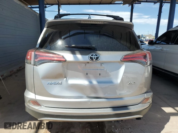 2018 Toyota RAV4 XLE z VIN JTMWFREV5JD119660, wystawiony jako Copart lot #54597425 z przebiegiem 46 379 mil mil oraz Szkoda całkowita • Salvage title. Historia ofert i sprzedaży dostępna na DreamBid. Obrazek 6.