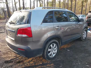 2012 Kia Sorento LX with VIN 5XYKTDA23CG243663, listed as a IAAI auction lot 41160965 with 113,317 mi miles. Bid and sale history available at carsss.com. Image 4.