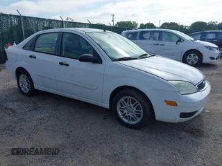 2006 Ford Focus S z VIN 1FAFP34N96W151721, wystawiony jako IAAI lot #42307084 z przebiegiem 103 051 mil mil oraz . Historia ofert i sprzedaży dostępna na DreamBid. Obrazek 1.