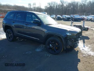 2024 Jeep Grand Cherokee Limited z VIN 1C4RJHBG3R8586947, wystawiony jako IAAI lot #41172584 z przebiegiem 3 565 mil mil oraz . Historia ofert i sprzedaży dostępna na DreamBid. Obrazek 1.