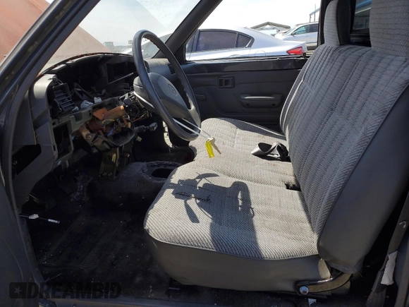 1993 Toyota Pickup z VIN 4TARN81A8PZ090398, wystawiony jako Copart lot #50452745 z przebiegiem Nie podano mil oraz Szkoda całkowita • Salvage title. Historia ofert i sprzedaży dostępna na DreamBid. Obrazek 7.