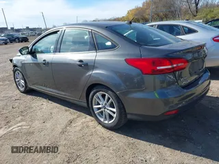 2018 Ford Focus SE z VIN 1FADP3F2XJL316101, wystawiony jako IAAI lot #40805650 z przebiegiem 53 551 mil mil oraz . Historia ofert i sprzedaży dostępna na DreamBid. Obrazek 3.