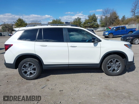 2024 Honda Passport TrailSport with VIN 5FNYF8H69RB016415, listed as a IAAI auction lot 41701049 with 10,365 mi miles and . Bid and sale history available at DreamBid. Image 13.