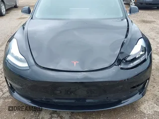 2018 Tesla Model 3 Long Range Battery z VIN 5YJ3E1EB3JF186733, wystawiony jako IAAI lot #42093891 z przebiegiem 102 435 mil mil oraz . Historia ofert i sprzedaży dostępna na DreamBid. Obrazek 6.