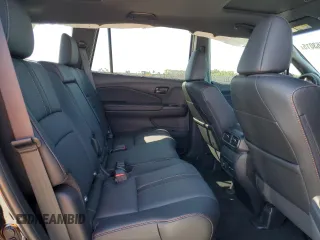 2025 Honda Passport TrailSport z VIN 5FNYF8H68SB002365, wystawiony jako Copart lot #48563015 z przebiegiem 2758 mil mil oraz Szkody całkowita. Historia ofert i sprzedaży dostępna na DreamBid. Obrazek 12.