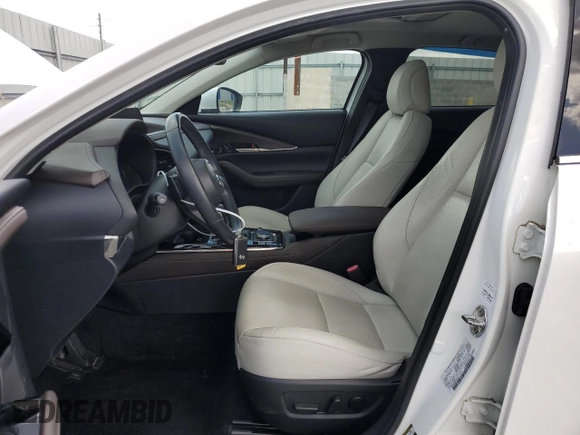 2021 Mazda CX-30 Premium z VIN 3MVDMADM5MM228747, wystawiony jako Copart lot #51747475 z przebiegiem 13 562 mil mil oraz Nie do naprawy • Non repairable. Historia ofert i sprzedaży dostępna na DreamBid. Obrazek 7.