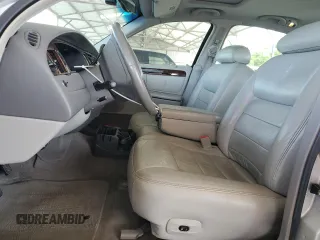 2000 Lincoln Town Car Signature z VIN 1LNHM82W3YY914145, wystawiony jako Copart lot #56040705 z przebiegiem 130 438 mil mil oraz Szkody całkowita. Historia ofert i sprzedaży dostępna na DreamBid. Obrazek 7.