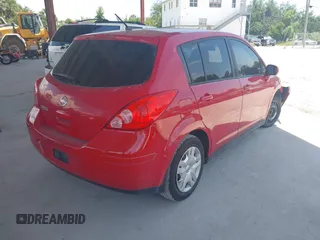 2011 Nissan Versa S z VIN 3N1BC1CP0BL505284, wystawiony jako IAAI lot #42375919 z przebiegiem 105 571 mil mil oraz . Historia ofert i sprzedaży dostępna na DreamBid. Obrazek 4.