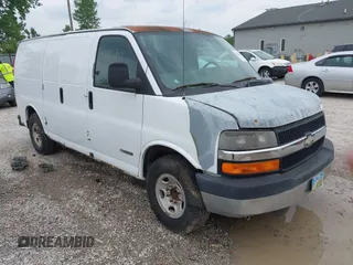 2005 Chevrolet Express Cargo z VIN 1GCHG35U951218001, wystawiony jako IAAI lot #42285847 z przebiegiem 322 347 mil mil oraz . Historia ofert i sprzedaży dostępna na DreamBid. Obrazek 1.