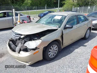 2010 Chrysler Sebring Touring z VIN 1C3CC4FB1AN142337, wystawiony jako IAAI lot #42199569 z przebiegiem 235 942 mil mil oraz . Historia ofert i sprzedaży dostępna na DreamBid. Obrazek 2.
