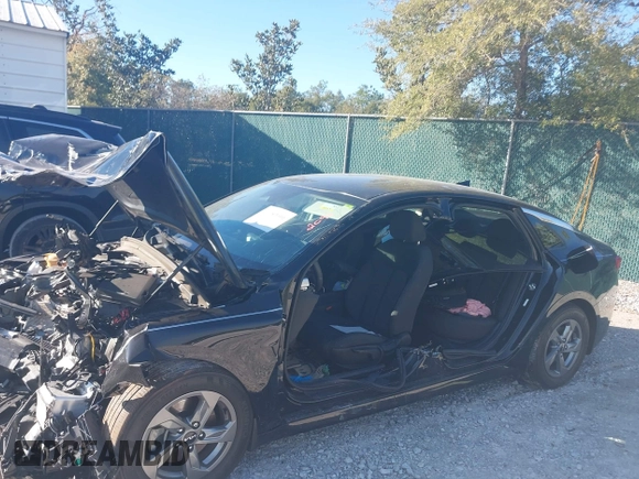 2024 Kia K5 LXS z VIN 5XXG14J25RG254155, wystawiony jako IAAI lot #41152091 z przebiegiem Nie podano mil oraz . Historia ofert i sprzedaży dostępna na DreamBid. Obrazek 6.