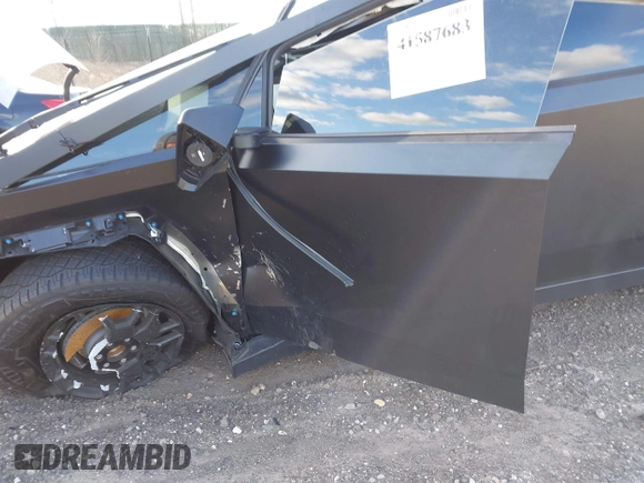 2024 Tesla Cybertruck z VIN 7G2CEHED5RA015790, wystawiony jako IAAI lot #41587683 z przebiegiem 5 867 mil mil oraz . Historia ofert i sprzedaży dostępna na DreamBid. Obrazek 18.