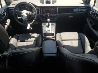 2025 Porsche Macan z VIN WP1AA2A58SLB01343, wystawiony jako Copart lot #54007455 z przebiegiem 1 415 mil mil oraz Szkoda całkowita • Salvage title. Historia ofert i sprzedaży dostępna na DreamBid. Obrazek 8.