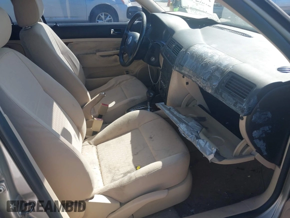 2004 Volkswagen Jetta GL z VIN 3VWRA69M64M039222, wystawiony jako IAAI lot #42262445 z przebiegiem 100 200 mil mil oraz . Historia ofert i sprzedaży dostępna na DreamBid. Obrazek 5.