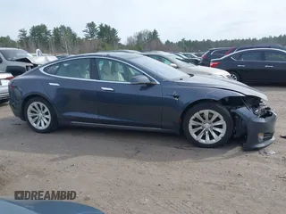 2017 Tesla Model S 100D z VIN 5YJSA1E28HF229836, wystawiony jako IAAI lot #42011901 z przebiegiem 81 012 mil mil oraz . Historia ofert i sprzedaży dostępna na DreamBid. Obrazek 14.