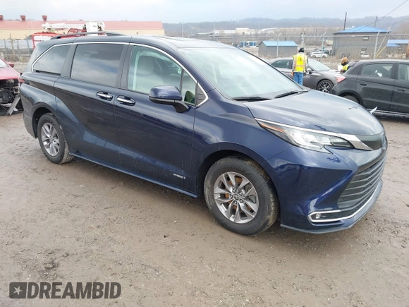 2021 Toyota Sienna XLE with VIN 5TDJSKFC0MS015340, listed as a IAAI auction lot 41683182 with 47,047 mi miles. Bid and sale history available at carsss.com. Image 1.
