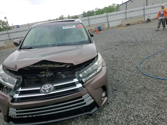 2018 Toyota Highlander Limited z VIN 5TDDZRFH6JS832904, wystawiony jako Copart lot #54109505 z przebiegiem Nie podano mil oraz Nie do naprawy • Non repairable. Historia ofert i sprzedaży dostępna na DreamBid. Obrazek 13.