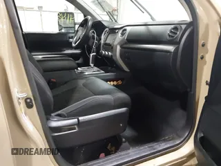 2017 Toyota Tundra SR z VIN 5TFUY5F19HX583033, wystawiony jako IAAI lot #41484920 z przebiegiem 112 206 mil mil oraz . Historia ofert i sprzedaży dostępna na DreamBid. Obrazek 5.