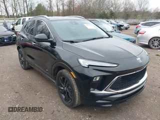 2025 Buick Encore GX Sport Touring с VIN KL4AMDSL1SB075413, выставлен на аукционе IAAI как лот 41917797 с пробегом 4 749 миль миль и . История ставок и продаж доступна на DreamBid. Изображение 1.