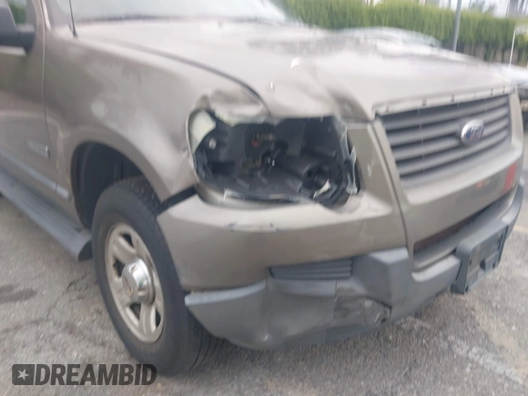 2006 Ford Explorer XLS z VIN 1FMEU62E26UA55326, wystawiony jako IAAI lot #42056921 z przebiegiem 123 323 mil mil oraz . Historia ofert i sprzedaży dostępna na DreamBid. Obrazek 6.
