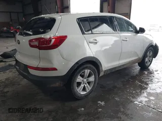 2013 Kia Sportage LX z VIN KNDPBCA28D7356137, wystawiony jako IAAI lot #41577243 z przebiegiem 141 985 mil mil oraz . Historia ofert i sprzedaży dostępna na DreamBid. Obrazek 4.