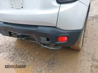 2017 Jeep Renegade Latitude z VIN ZACCJBBB2HPF61293, wystawiony jako IAAI lot #42004209 z przebiegiem 101 214 mil mil oraz . Historia ofert i sprzedaży dostępna na DreamBid. Obrazek 6.