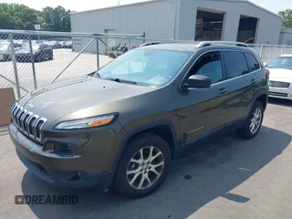 2015 Jeep Cherokee Latitude z VIN 1C4PJMCS9FW551694, wystawiony jako IAAI lot #42424992 z przebiegiem 125 852 mil mil oraz . Historia ofert i sprzedaży dostępna na DreamBid. Obrazek 17.